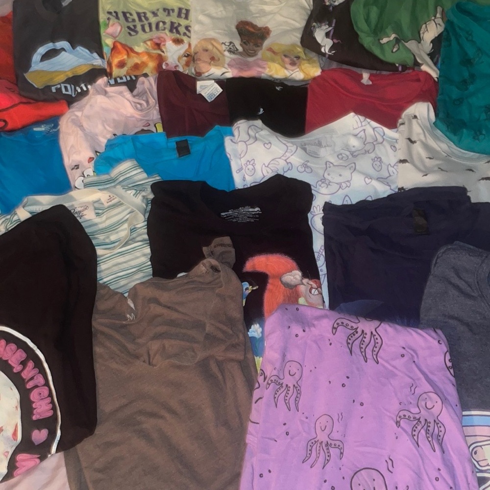 Lot of 28 T-Shirts Size Medium